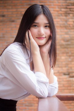 Tayland portresi yetişkin ofis kızı rahatla ve gülümse.