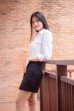 Tayland portresi yetişkin ofis kızı rahatla ve gülümse.