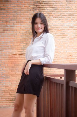 Tayland portresi yetişkin ofis kızı rahatla ve gülümse.