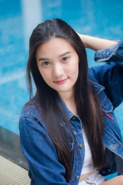 Taylandlı yetişkin portresi. Güzel kız. Havuz kenarında kot pantolon.