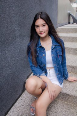 Taylandlı yetişkin portresi. Güzel bir kız. Spor pantolonu.