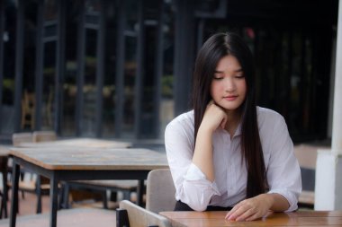 Tayland portresi yetişkin ofis kızı rahatla ve gülümse.