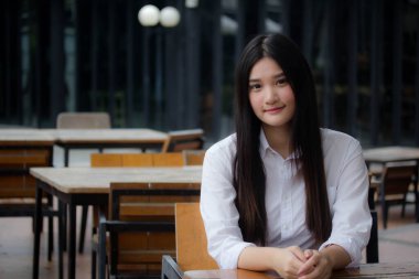 Tayland portresi yetişkin ofis kızı rahatla ve gülümse.