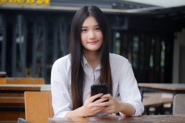 Akıllı telefonunu kullanan yetişkin ofis kızı portresi.