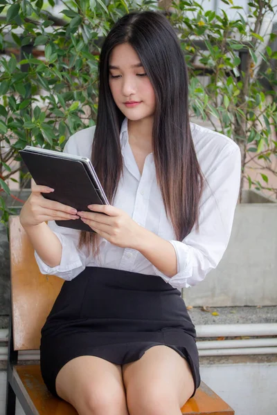 Retrato Tailandês Adulto Menina Escritório Usando Seu Tablet — Fotografia de Stock