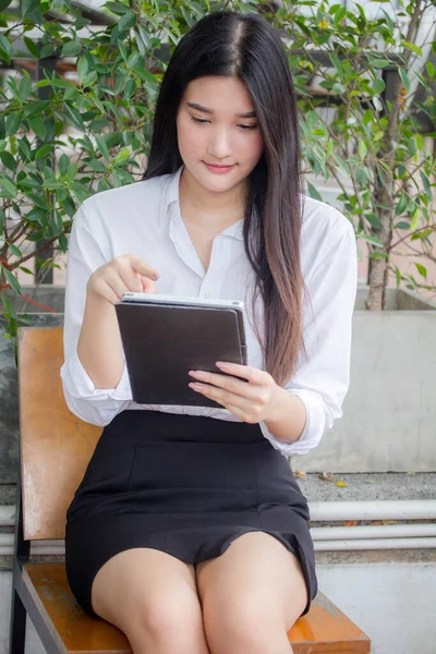 Porträt Eines Erwachsenen Thailändischen Büromädchens Mit Ihrem Tablet — Stockfoto