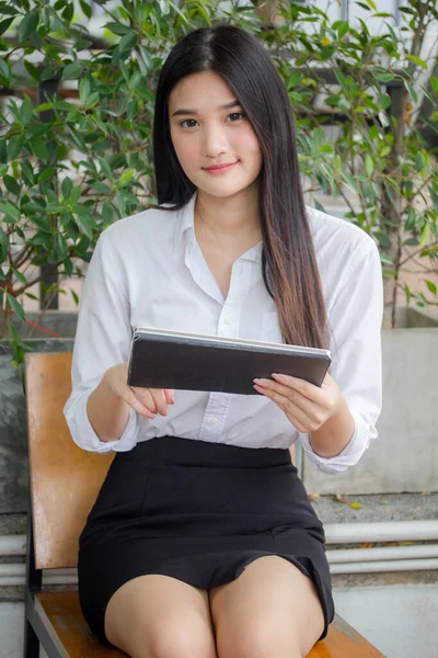 Retrato Tailandês Adulto Menina Escritório Usando Seu Tablet — Fotografia de Stock