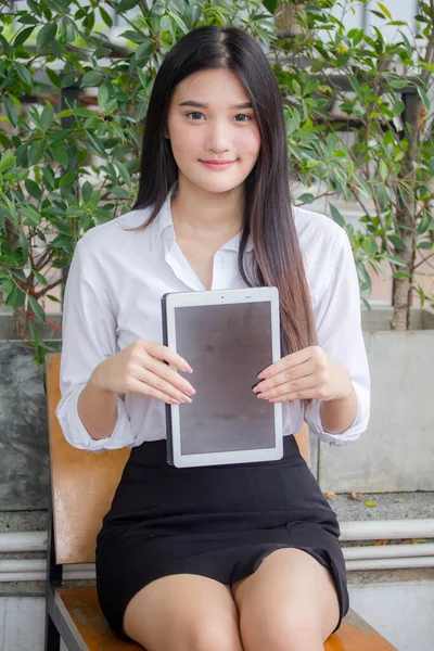 Portret Tajskiej Osoby Dorosłej Biuro Dziewczyna Pomocą Tabletu — Zdjęcie stockowe