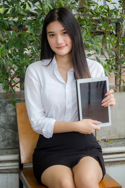 Ritratto Thai Adulto Ufficio Ragazza Utilizzando Suo Tablet — Foto Stock