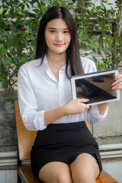 Portré Thai Felnőtt Irodai Lány Használja Tabletjét — Stock Fotó