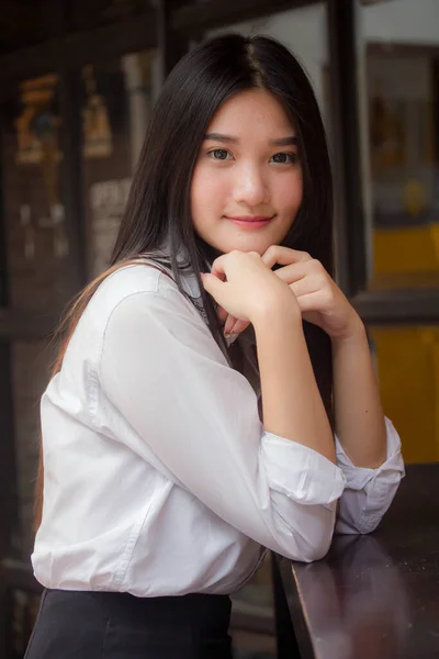 タイの肖像中国大人のオフィスの女の子リラックスして笑顔 — ストック写真