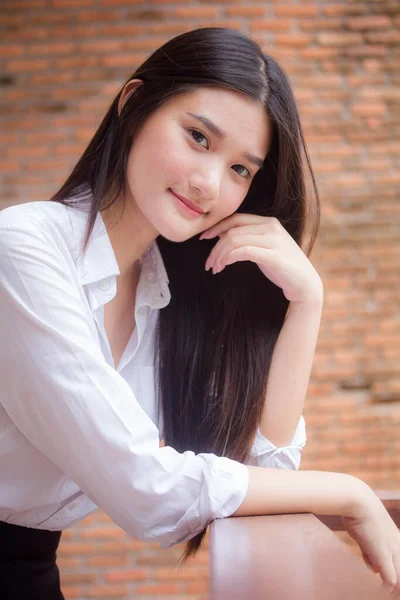 Retrato Tailandés China Adulto Oficina Chica Relajarse Sonreír — Foto de Stock