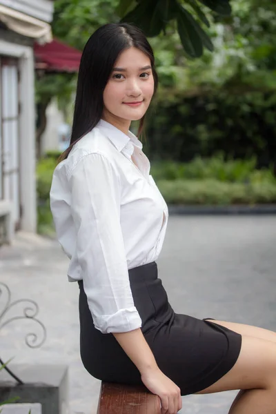 Portrait Thai Chine Adulte Fille Bureau Détendre Sourire — Photo