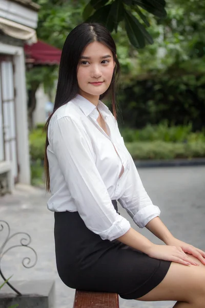 タイの肖像中国大人のオフィスの女の子リラックスして笑顔 — ストック写真