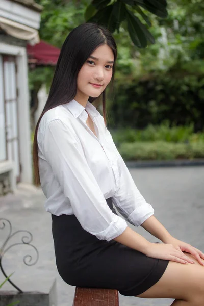 泰国人的肖像画中国成年人的写字楼女孩放松和微笑 — 图库照片
