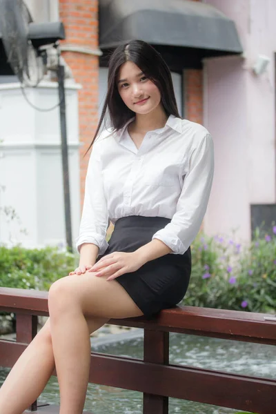 泰国人的肖像画中国成年人的写字楼女孩放松和微笑 — 图库照片