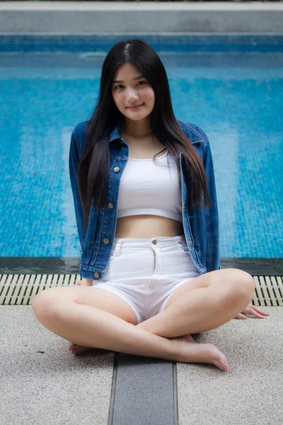 Porträtt Thai Vuxen Vacker Flicka Blå Jeans Nära Poolen Koppla — Stockfoto