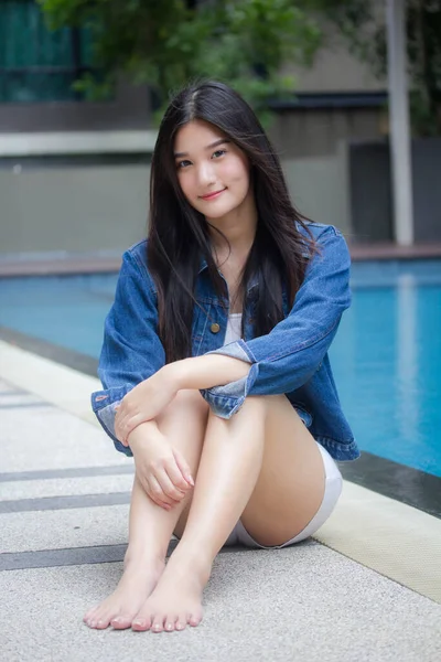 Retrato Tailandés Adulto Hermosa Chica Azul Jeans Cerca Piscina Relajarse — Foto de Stock