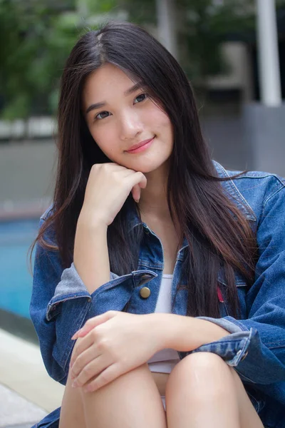 Portrait Thai Adulte Belle Fille Jeans Bleus Près Piscine Détendre — Photo