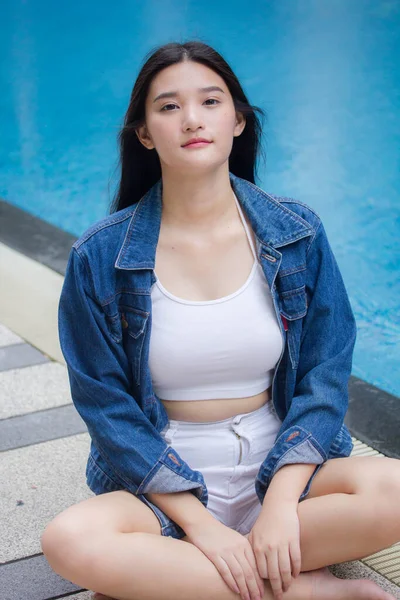 Retrato Tailandés Adulto Hermosa Chica Azul Jeans Cerca Piscina Relajarse —  Fotos de Stock