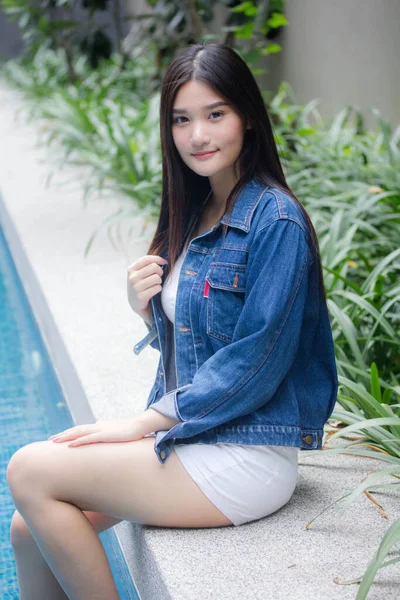 Portrait Thai Adult Beautiful Girl Blue Jeans Pool Relax Smile — Stock Photo, Image