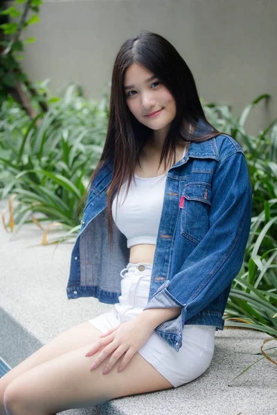 Portré Thai Felnőtt Gyönyörű Lány Kék Farmer Közel Medence Pihenni — Stock Fotó