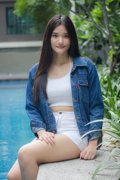 Retrato Tailandés Adulto Hermosa Chica Azul Jeans Cerca Piscina Relajarse — Foto de Stock