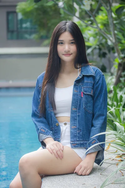 Portrét Thajské Dospělé Krásné Dívky Modré Džíny Blízkosti Bazénu Relaxovat — Stock fotografie
