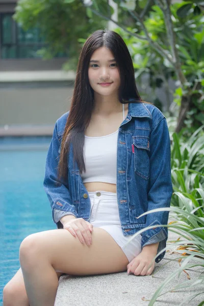 Portrait Von Thai Adult Beautiful Girl Blue Jeans Der Nähe — Stockfoto