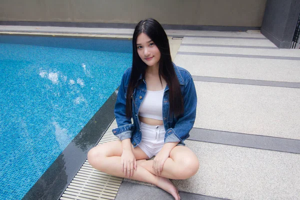 泰艾成年漂亮女孩在游泳池边的画像 蓝色牛仔裤 — 图库照片
