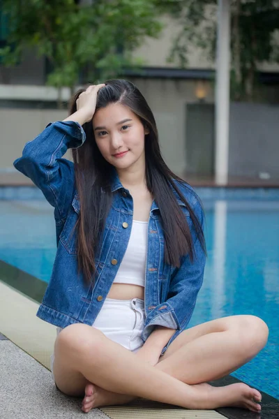 Ritratto Thai Adulto Bella Ragazza Blue Jeans Vicino Alla Piscina — Foto Stock