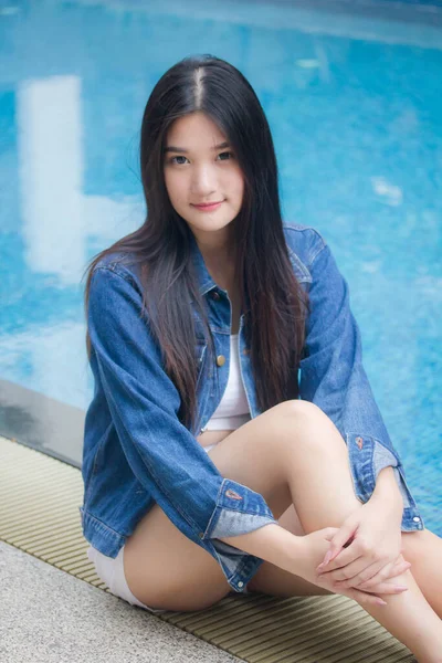 Portret Van Thai Volwassen Mooi Meisje Blauwe Jeans Buurt Van — Stockfoto
