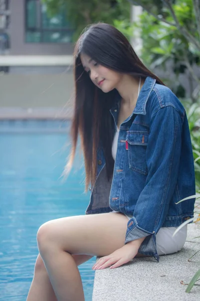 Retrato Tailandés Adulto Hermosa Chica Azul Jeans Cerca Piscina Relajarse — Foto de Stock