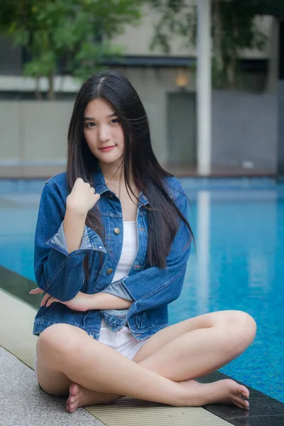 Πορτρέτο Του Thai Ενηλίκων Όμορφο Κορίτσι Μπλε Τζιν Κοντά Στην — Φωτογραφία Αρχείου