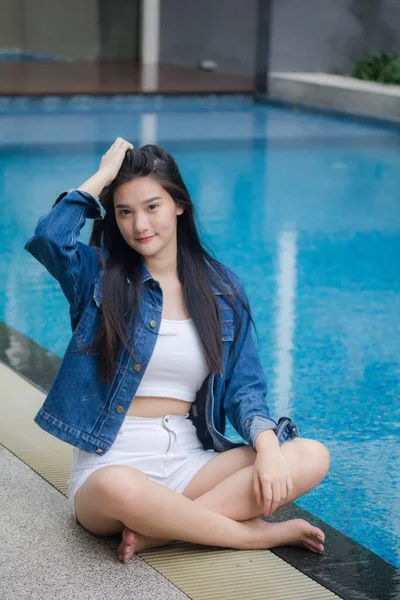 Retrato Tailandês Adulto Linda Menina Jeans Azul Perto Piscina Relaxar — Fotografia de Stock