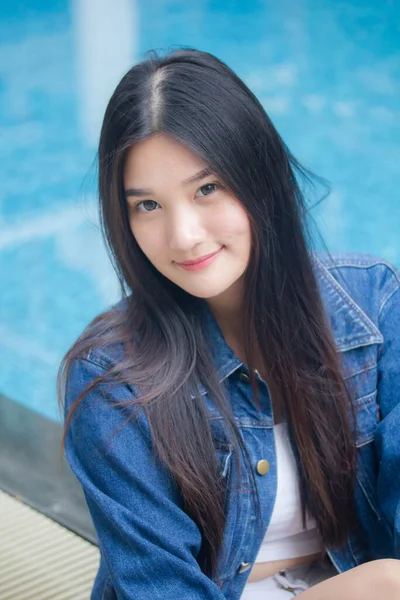 Portrait Von Thai Adult Beautiful Girl Blue Jeans Der Nähe — Stockfoto