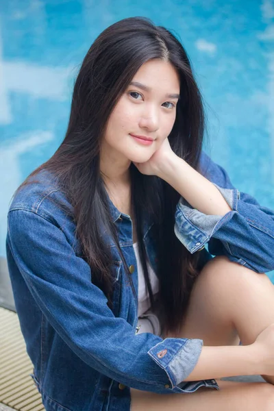 Portret Van Thai Volwassen Mooi Meisje Blauwe Jeans Buurt Van — Stockfoto