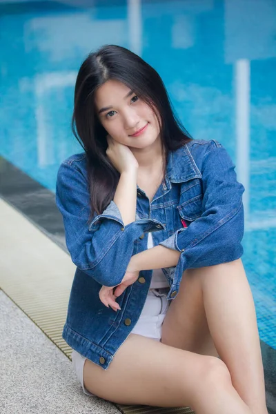 Portrait Thai Adult Beautiful Girl Blue Jeans Pool Relax Smile — Stock Photo, Image