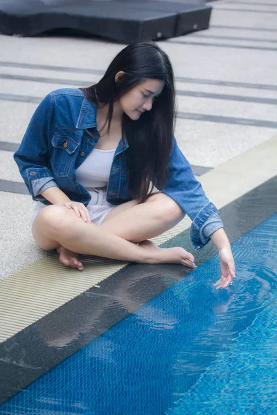 Retrato Tailandês Adulto Linda Menina Jeans Azul Perto Piscina Relaxar — Fotografia de Stock