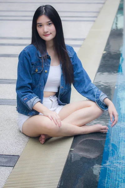 Ritratto Thai Adulto Bella Ragazza Blue Jeans Vicino Alla Piscina — Foto Stock