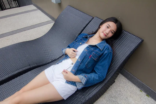 泰国人成人漂亮女孩蓝色牛仔裤的画像 — 图库照片