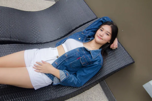 Portrait Von Thai Adult Beautiful Girl Blue Jeans Fitness Entspannen — Stockfoto