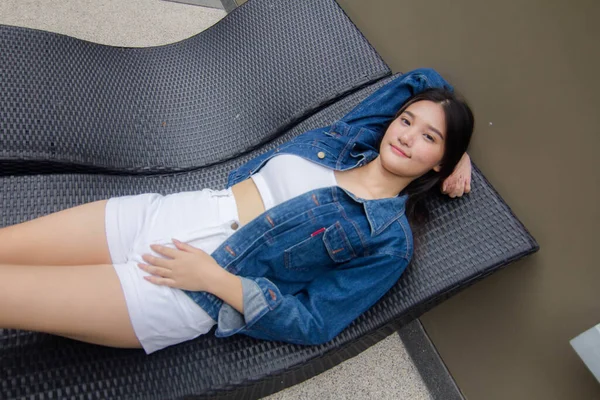 Retrato Tailandês Adulto Linda Menina Jeans Azul Aptidão Relaxar Sorrir — Fotografia de Stock