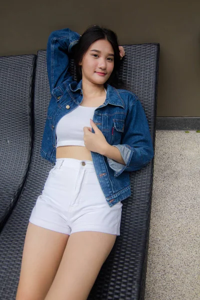 Portré Thai Felnőtt Gyönyörű Lány Kék Farmer Fitness Pihenni Mosolyogni — Stock Fotó