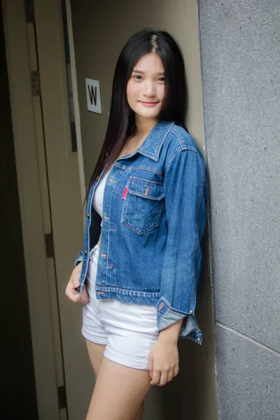 Portrait Von Thai Adult Beautiful Girl Blue Jeans Fitness Entspannen — Stockfoto