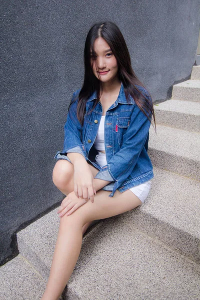 Portrait Von Thai Adult Beautiful Girl Blue Jeans Fitness Entspannen — Stockfoto