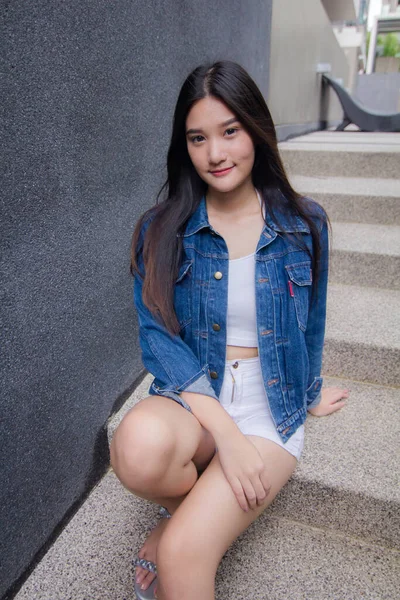 Retrato Tailandés Adulto Hermosa Chica Azul Jeans Fitness Relajarse Sonreír — Foto de Stock