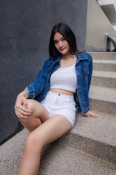 Portrait Von Thai Adult Beautiful Girl Blue Jeans Fitness Entspannen — Stockfoto