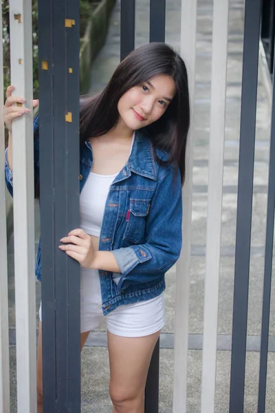 Portrét Thajské Dospělé Krásné Dívky Modré Džíny Fitness Relax Úsměv — Stock fotografie