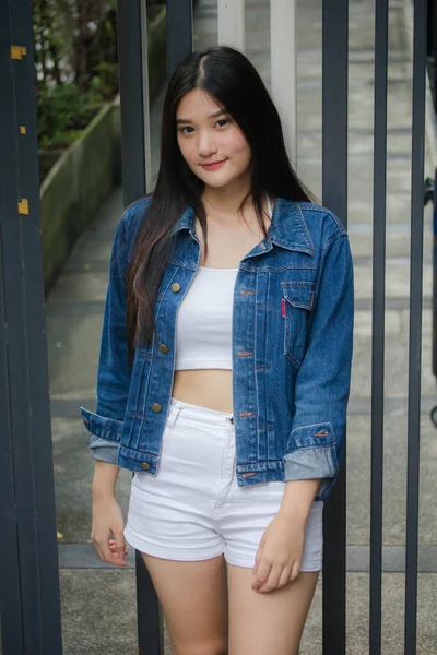 泰国人成人漂亮女孩蓝色牛仔裤的画像 — 图库照片
